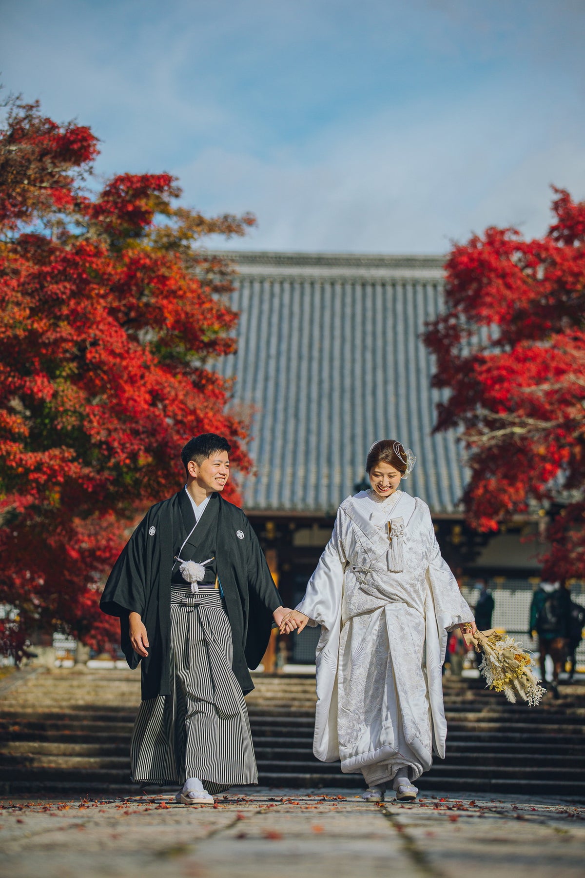 色鮮やかに満開の紅葉の下で