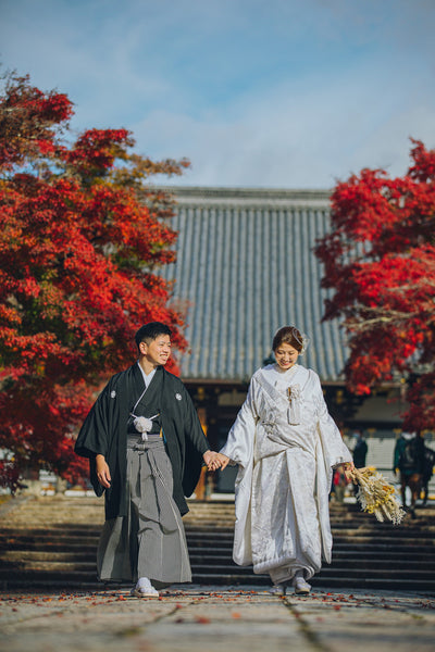色鮮やかに満開の紅葉の下で