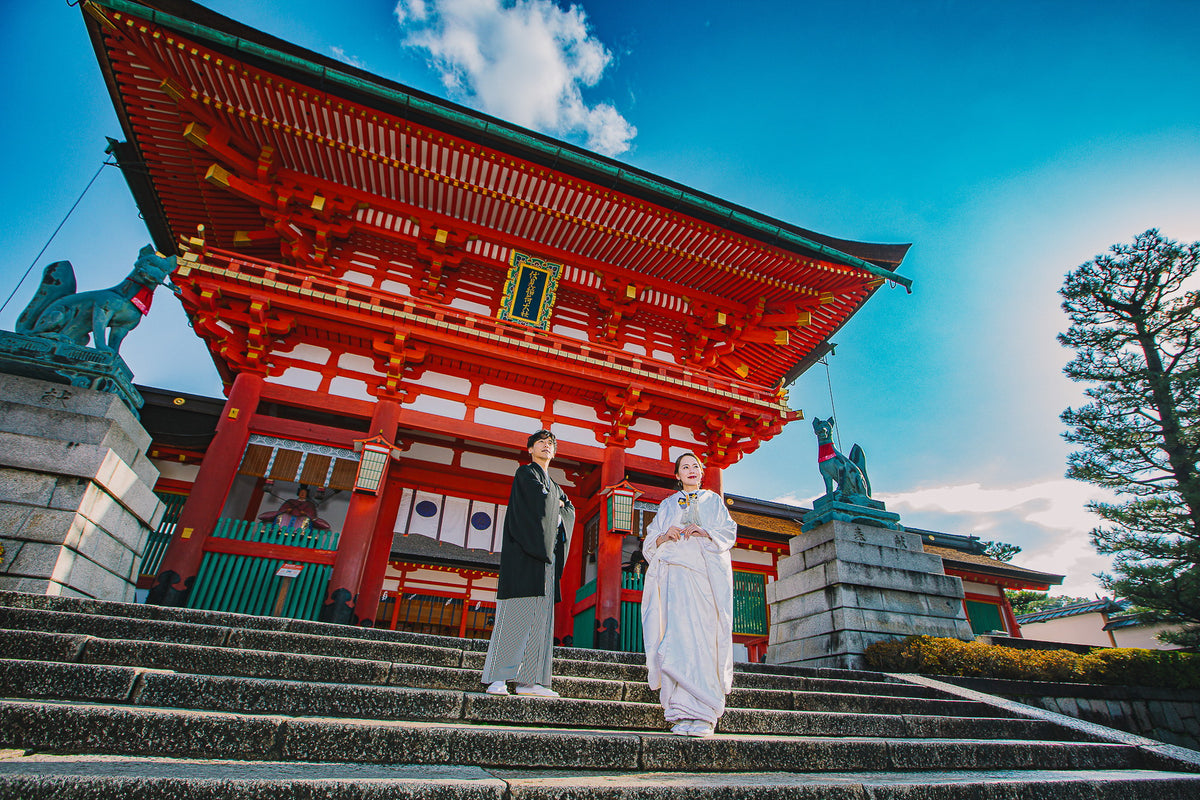 朱色の千本鳥居が有名な神社