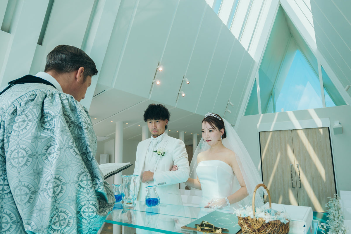 沖縄　古宇利島 空と海の教会 リアルウェディング［JTBおふたりさま婚］ 1568309　10月7日 12:30式