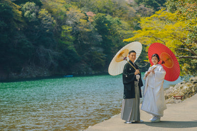 渡月橋の絶景と和傘が織りなす、和の美しさ際立つ特別な一枚を