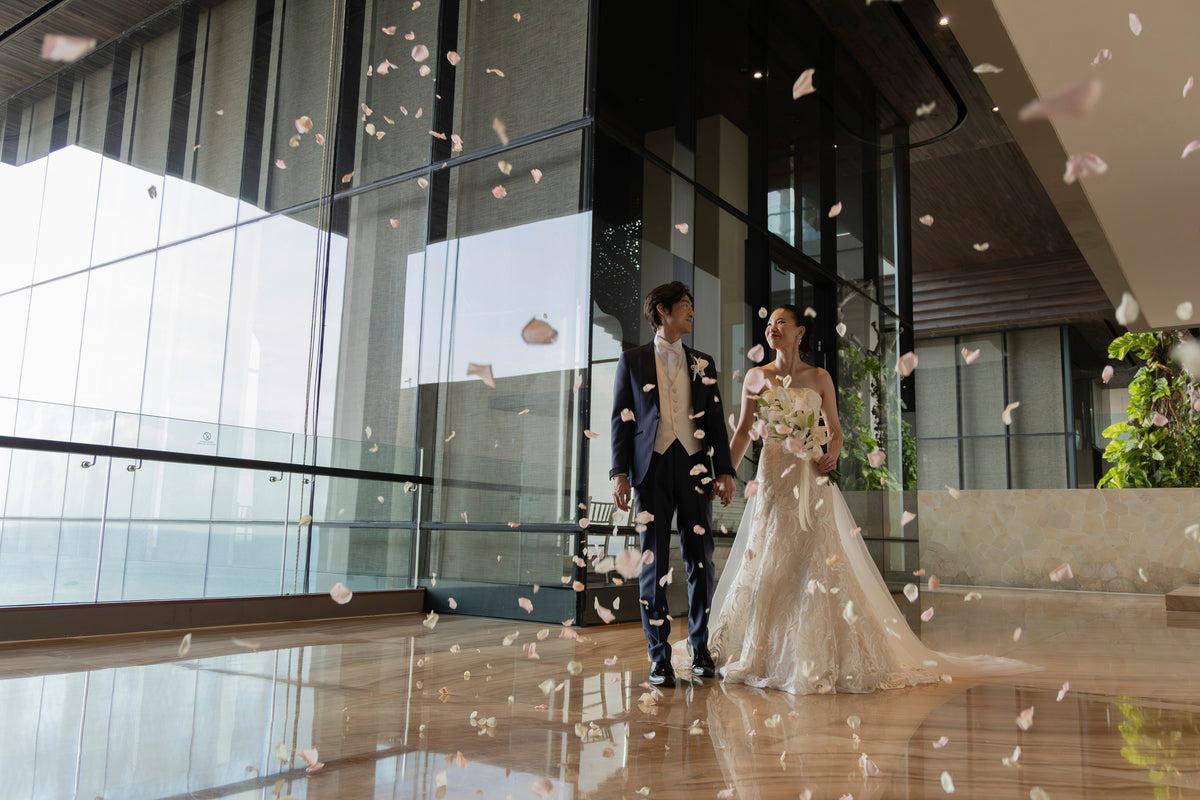 会場入り口にてフラワーシャワーを行います