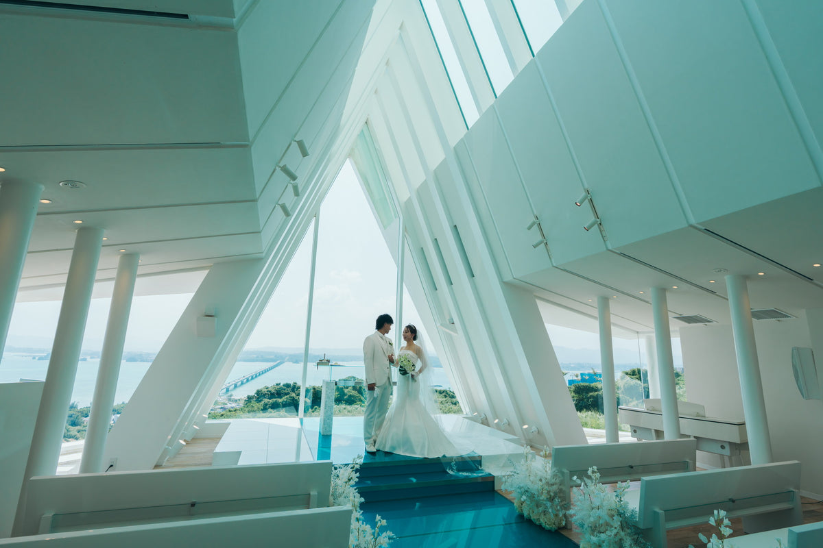 沖縄　古宇利島 空と海の教会 リアルウェディング［JTBおふたりさま婚］ 1568309　10月7日 12:30式
