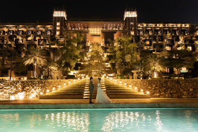 ライトアップにより、建築美がいっそう際立ちます（ナイトホテルフォトツアー）