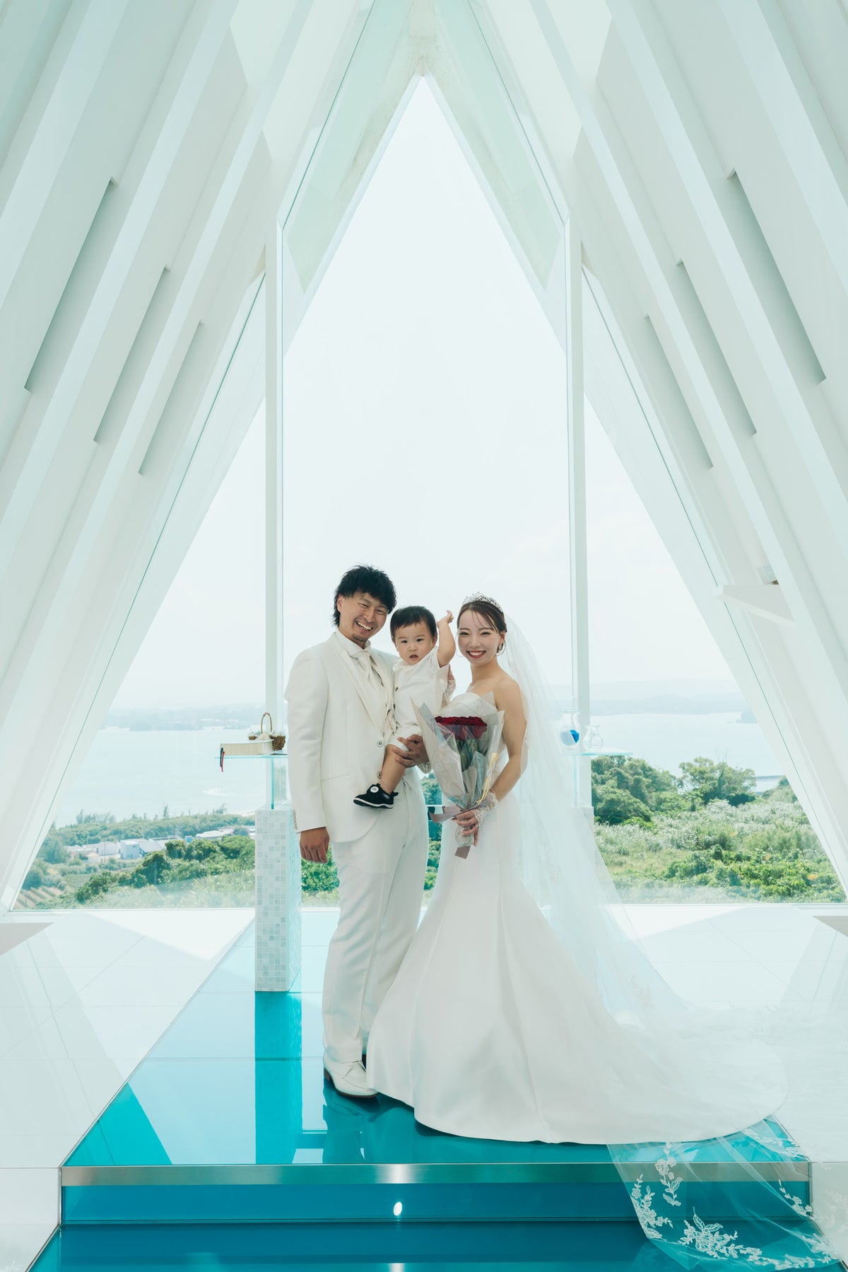 沖縄　古宇利島 空と海の教会 リアルウェディング［JTBおふたりさま婚］ 1568309　10月7日 12:30式