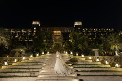 夜の柔らかな光の中で、ふわりと浮かび上がる美しいシルエットを演出します（ナイトホテルフォトツアー）