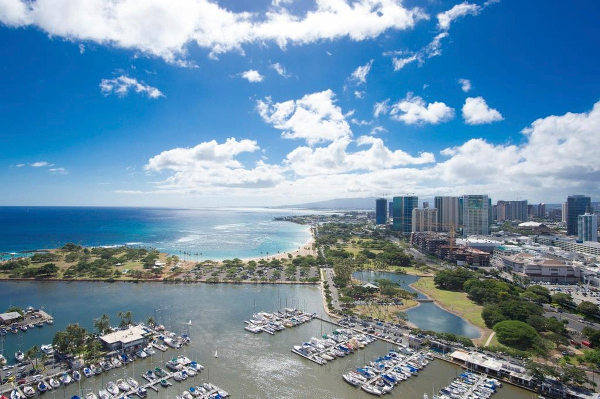 ハワイの雄大な海とヨットハーバーを見渡せる絶景ビュー