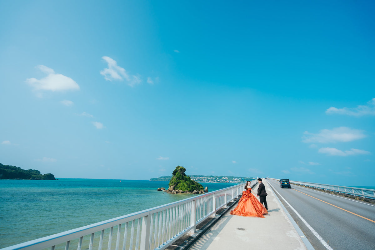 沖縄　古宇利島 空と海の教会 リアルウェディング［JTBおふたりさま婚］ 1568309　10月7日 12:30式