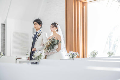 大きなステンドグラスがある祭壇に向かって入場