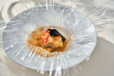 包みを開けた瞬間に広がる魚介の香りと旨みを味わう贅沢な一皿「潮の香り広がる琉球魚介のカルタファタ包み　ブイヤベース仕立て」