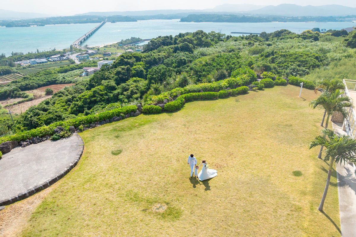 沖縄　古宇利島 空と海の教会 リアルウェディング［JTBおふたりさま婚］ 1568309　10月7日 12:30式
