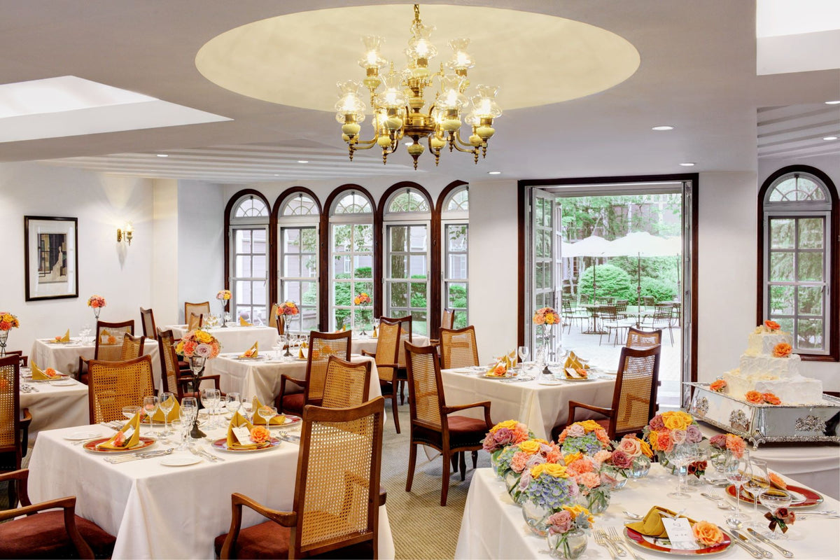 【レストラン】お料理を中心に、カジュアルに肩肘はらず楽しめる結婚式に。食事もホテル音羽ノ森も満喫していただけるように、自然を余すことなく感じられる開放的なレストランでウエディングを。