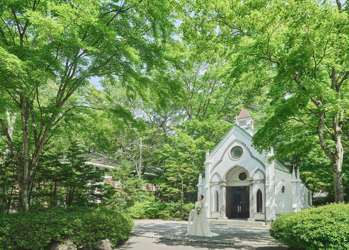 凛とした静けさと深い緑に包まれた礼拝堂。軽井沢の教会文化を受け継ぐ正統な結婚式で、ずっと心に残り人生の節目にふさわしい挙式に。