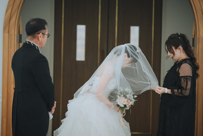 花嫁を包むベールは「守り」の象徴。挙式の始まりを告げる、ベールダウンからスタートです。