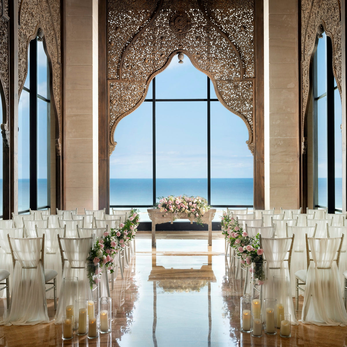 会場装花はホワイト＆グリーン／ピンク＆グリーン／ブルー＆グリーンよりお選びいただけます※画像はピンク＆グリーン