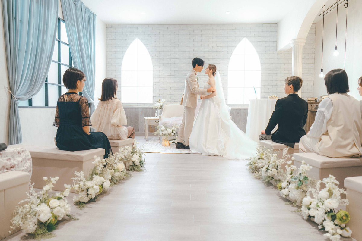お互いに交わした誓いが成立したことを示す誓いのキス。