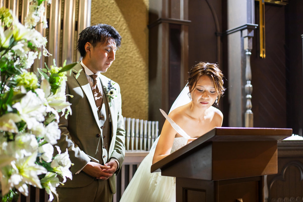 署名台へご移動いただき、結婚証明書にサインをします。