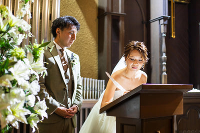 署名台へご移動いただき、結婚証明書にサインをします。