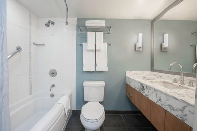 【ワイキキタワー／シティ・マウンテンビュー】バスルームの一例　シンプルながら使いやすいバスルーム
