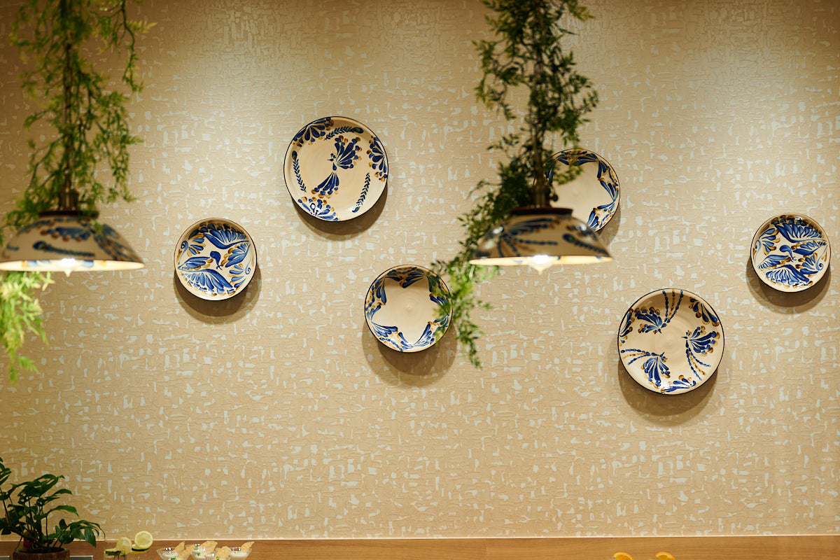 読谷村の伝統工芸品「やちむん」を使用したアート
