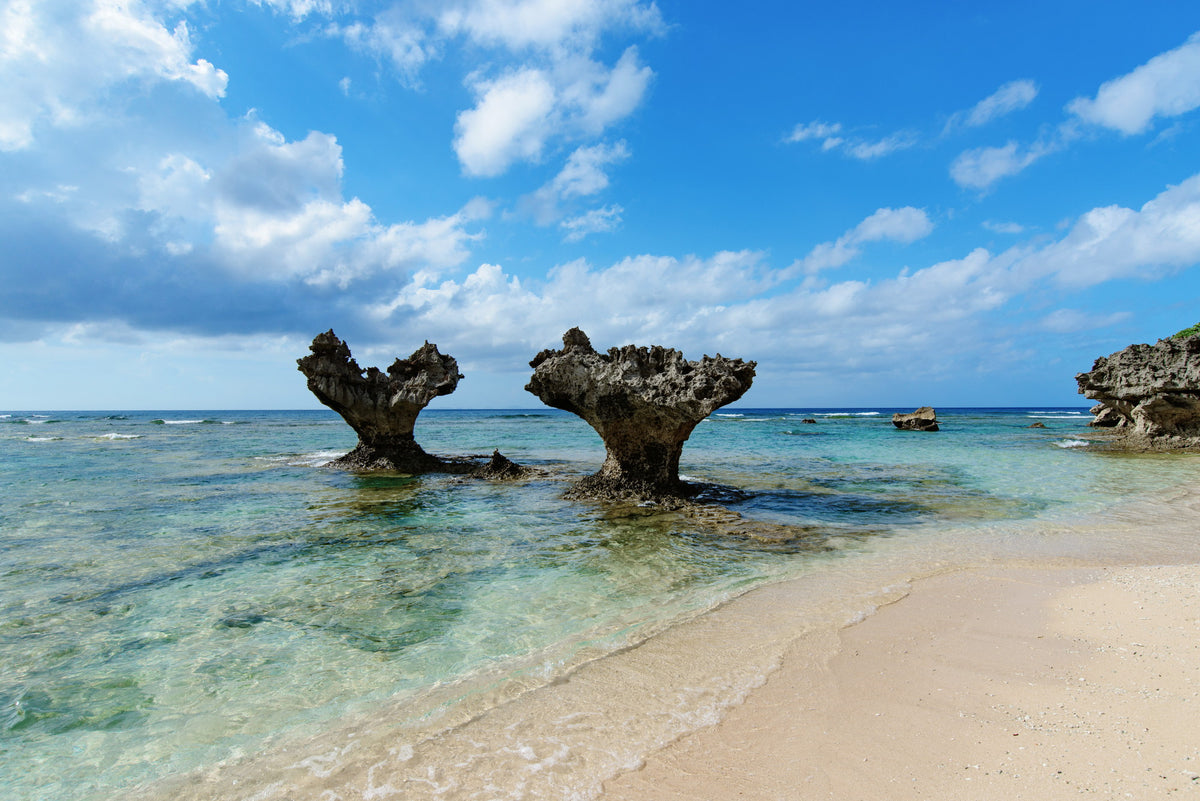 古宇利島の観光スポット~ティーヌ浜~二つの岩を重ねるとハートに見えるハートロックは、パワースポットとして人気観光スポットの一つ