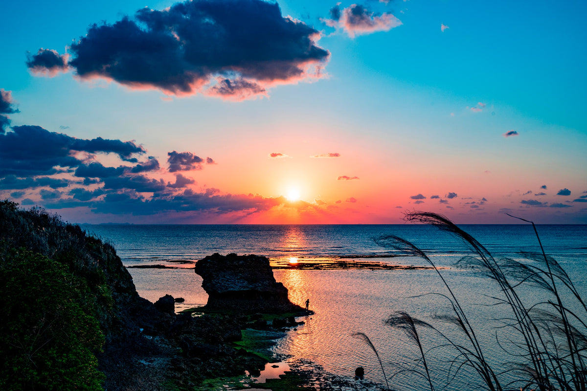 読谷は 沖縄本島で夕日が最後に沈む場所として知られる絶景スポットとしても有名