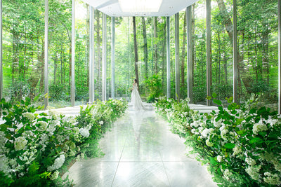 静かな敷地奥に佇む2018年2月にリニューアルした軽井沢最大級の木漏れ日溢れる全面ガラス張りのチャペル。四季折々の恵みや自然を身近に感じることができます。