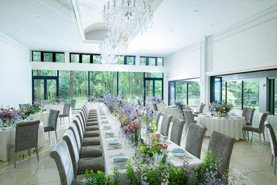 ［DEBUTANTE BALL　デビュタント・ボール］社交界へのデビューをおふたりの人生の出発になぞらえて。華やぎと透明感あふれる会場。収容人数:着席～150名 立食～250名