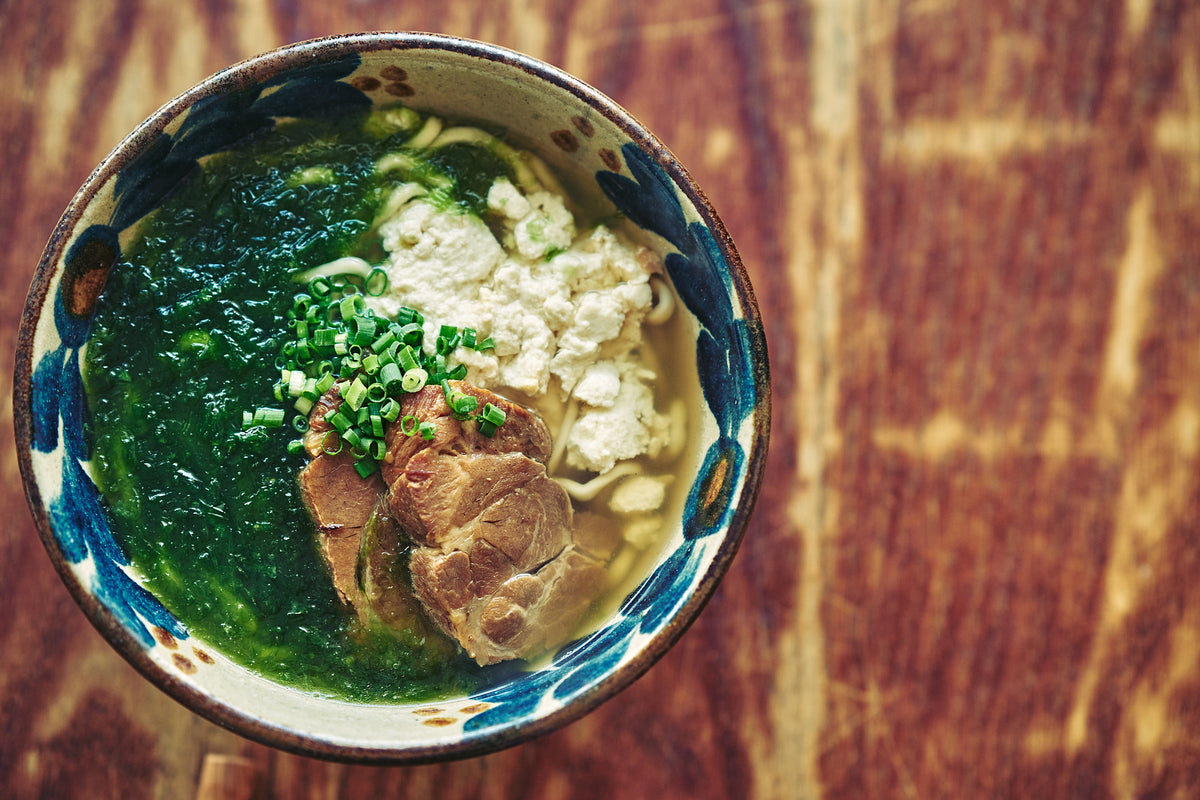 【 読谷山そば 】 スープはあっさりとした味わいで お肉は分厚く 食べ応え有り