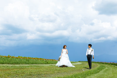 広大な花畑と雄大な山々が織りなす絶景の中で、開放感あふれる撮影が叶います