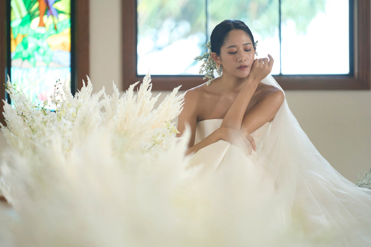 木のぬくもりとホワイトのチャペルフラワーが花嫁様を美しく際立てます