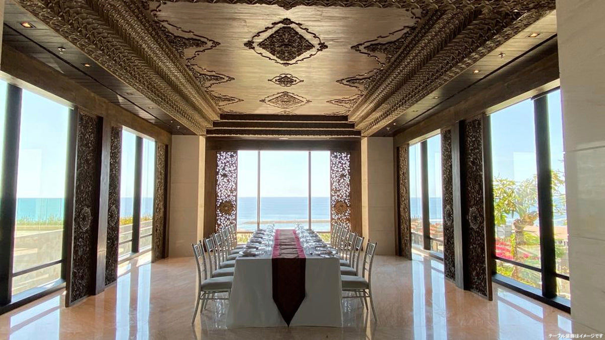 挙式後はホテル内のプライベートのパーティ会場でお食事を※テーブル装飾はイメージです