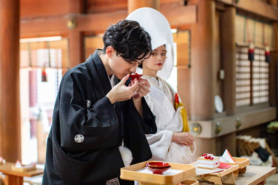 新郎新婦が交互に御神酒をいただく、「三三九度」の儀式