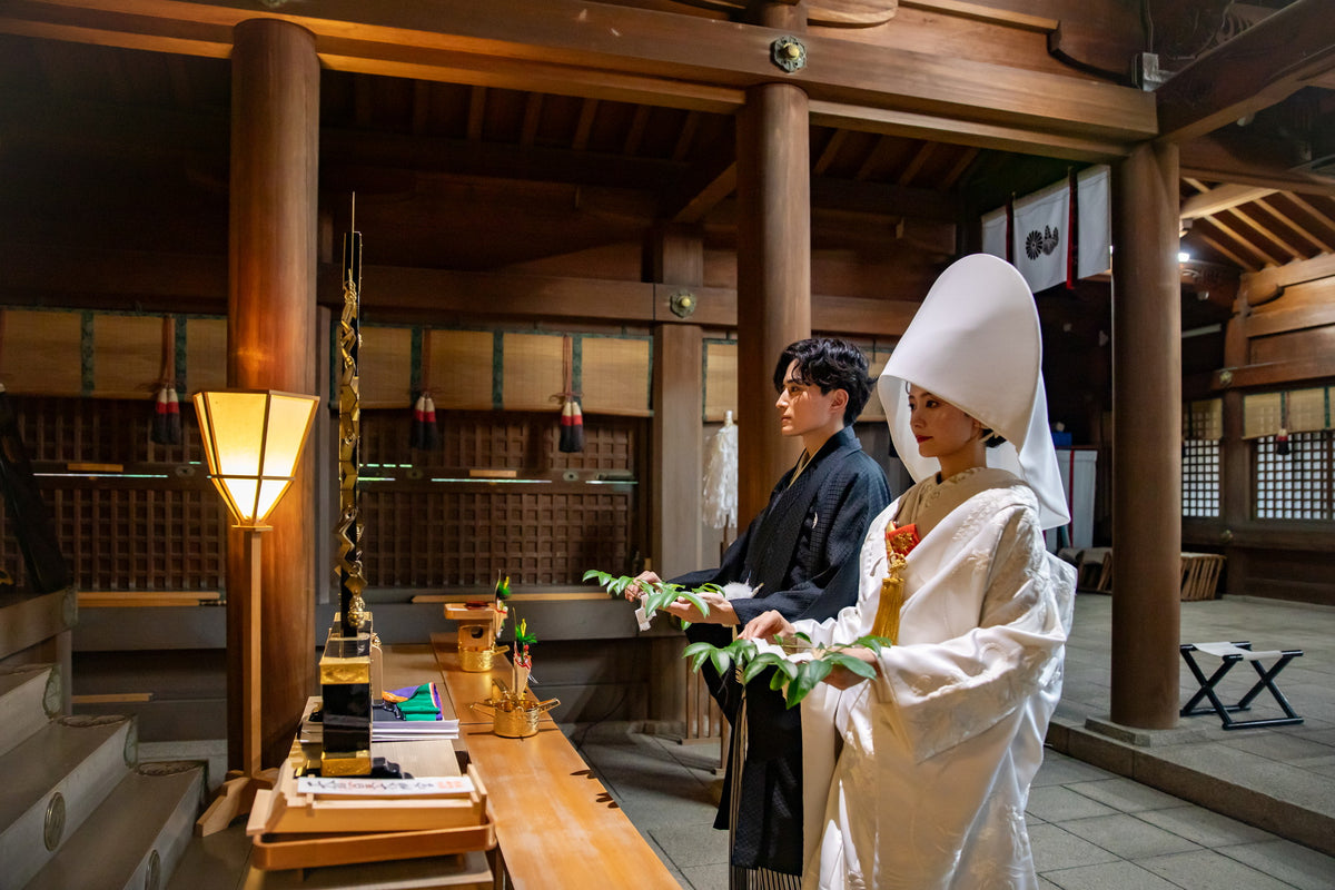 玉串奉奠（たまぐしほうてん）は、新郎新婦が玉串を神前に捧げ、拝礼します