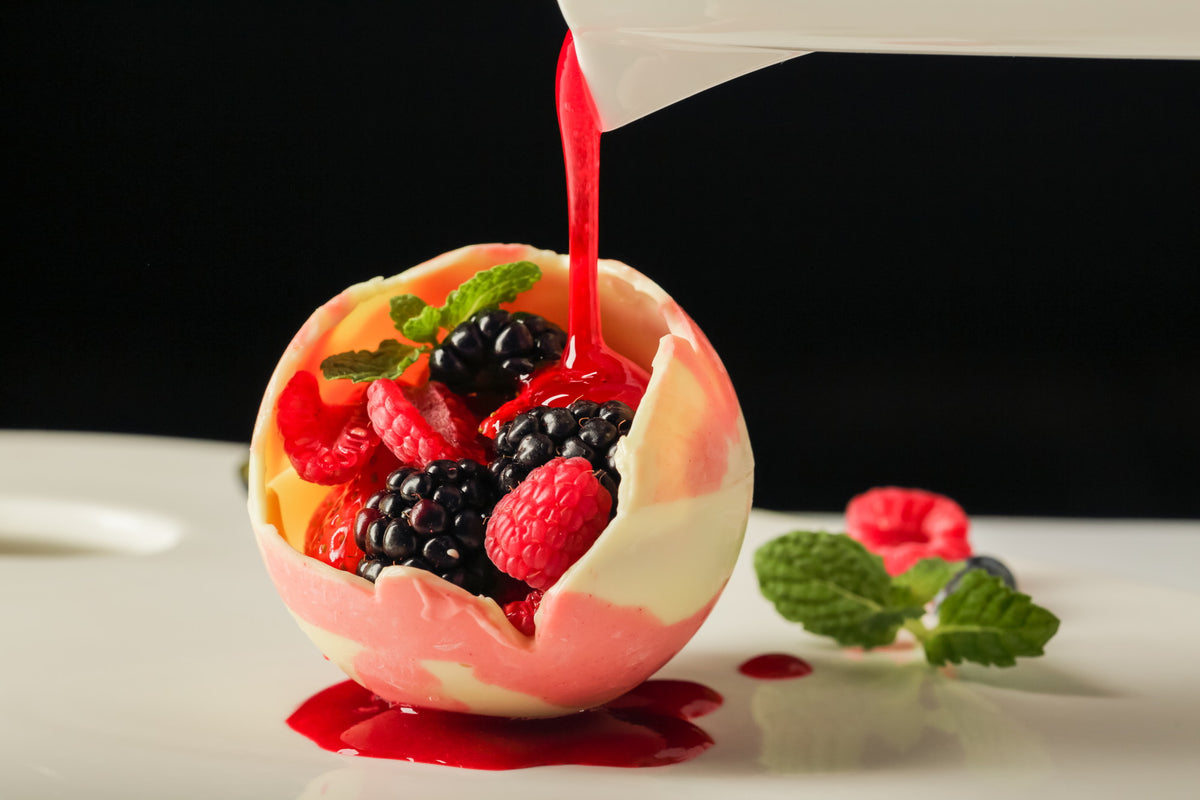 専属のパティシエがつくるデザートを堪能。手間暇おしまない姿勢と、お皿の隅々まで行き届いたシェフの配慮が光る珠玉のお料理。目でも楽しめるよう盛り付けの美しさまで追求。