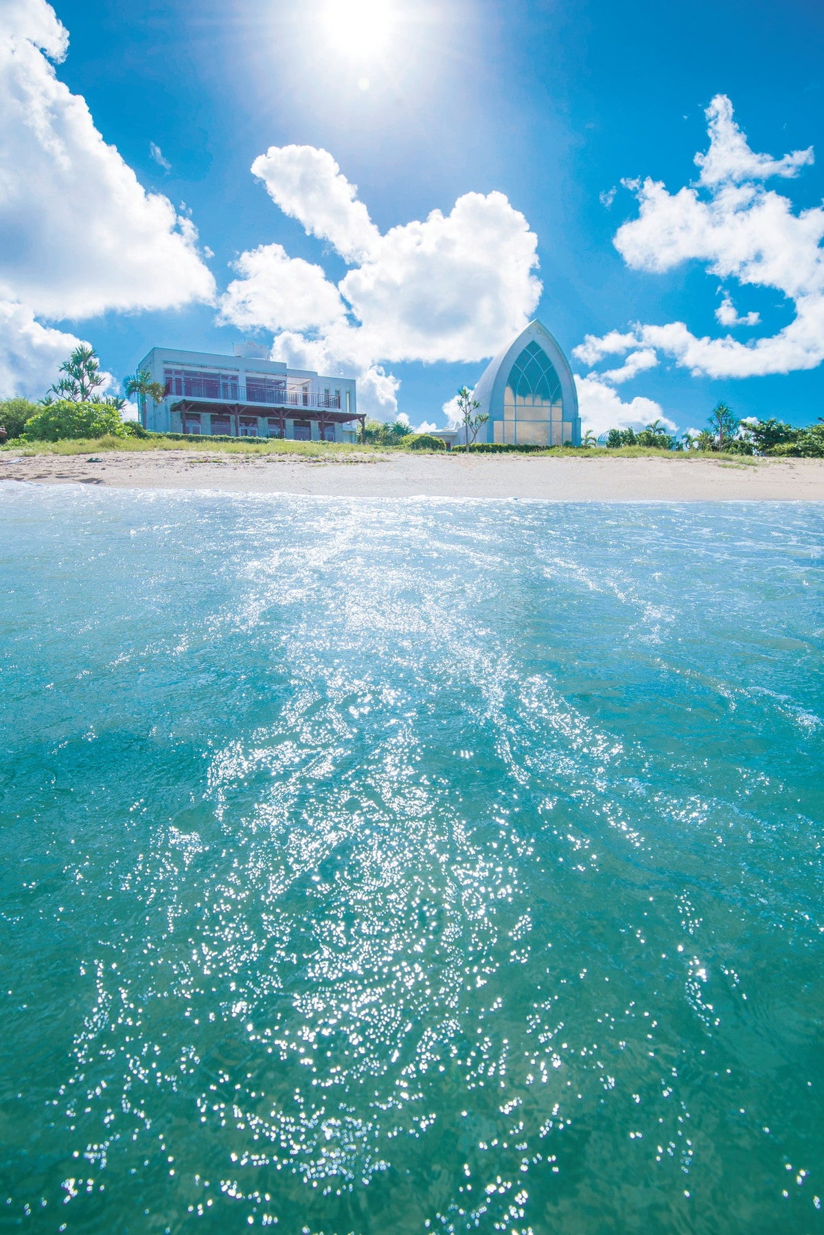 3歩で海にたどり着く 沖縄で一番ビーチに近いチャペル。さらに 目の前の海は遊泳禁止の為、お二人とゲストの皆様で存分に楽しめます