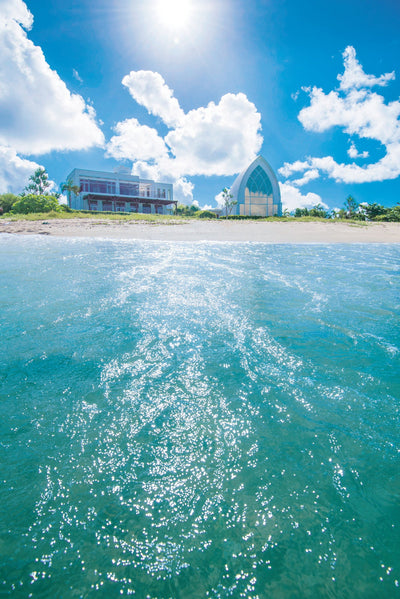 沖縄で一番ビーチに近いオンザビーチチャペル。さらに、遊泳禁止ビーチの為、お二人とゲストの皆様で存分に楽しめます。