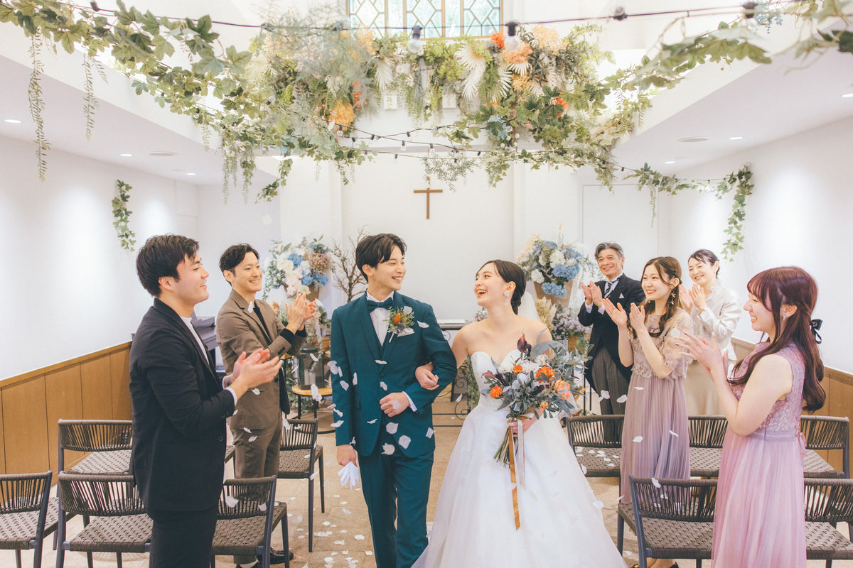 フラワーシャワーで祝福の拍手を