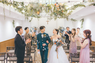 フラワーシャワーで祝福の拍手を