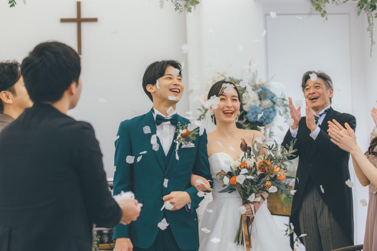 お二人の門出を笑顔と拍手で祝福をいただきます。