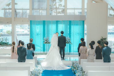 天井からたっぷり自然光が注ぎ、ふたりを明るく照らしてくれる開放感あふれるチャペル。
