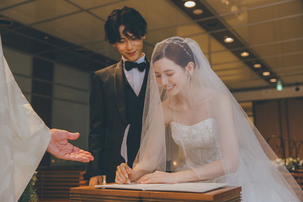 結婚証明書にサイン