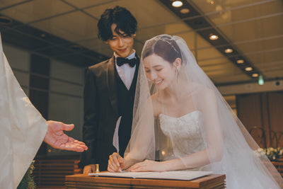 結婚証明書にサイン