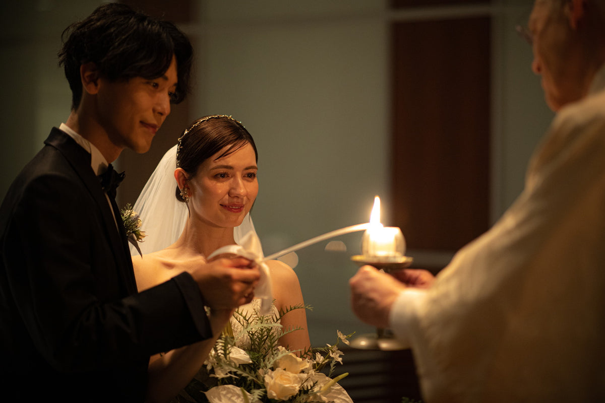 木のぬくもりとキャンドルの灯りが
あたたかな印象を与えるチャペルで
本格的な挙式が叶います。