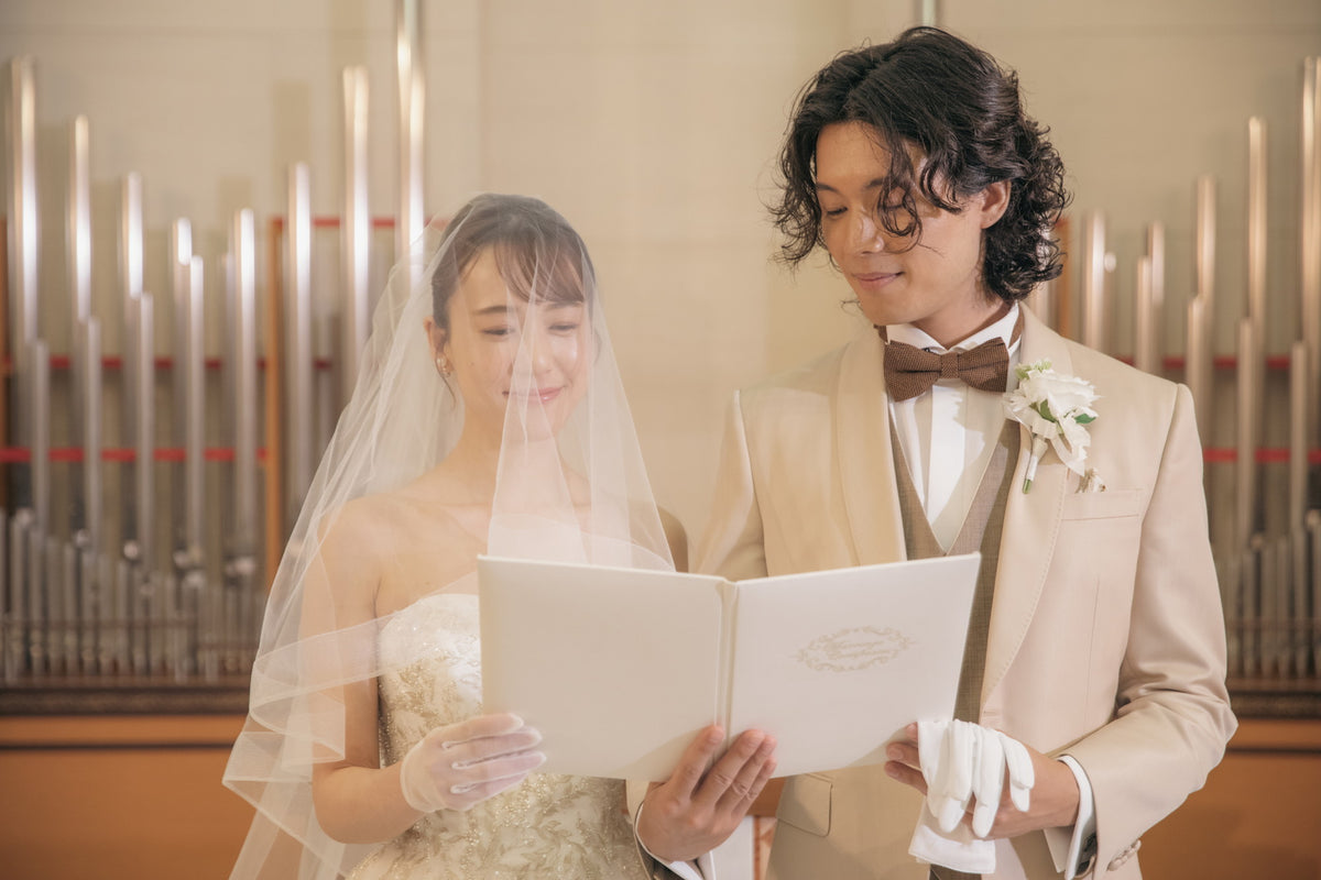 挙式は、ゲストを証人として結婚を誓う挙式スタイルの人前式