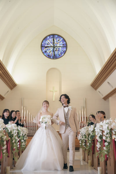 ゲストの祝福を受けながら退場します。