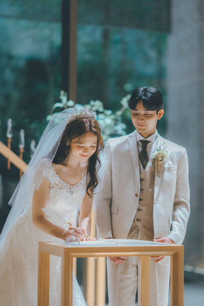 署名台へご移動いただき、結婚証明書にサインをします。