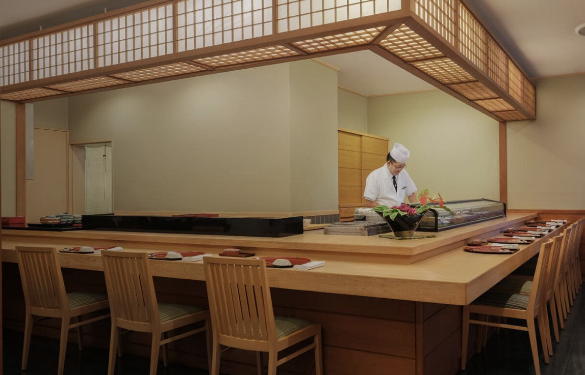 カウンター席でお寿司を堪能／鉄板焼き・日本料理・寿司「雲海」