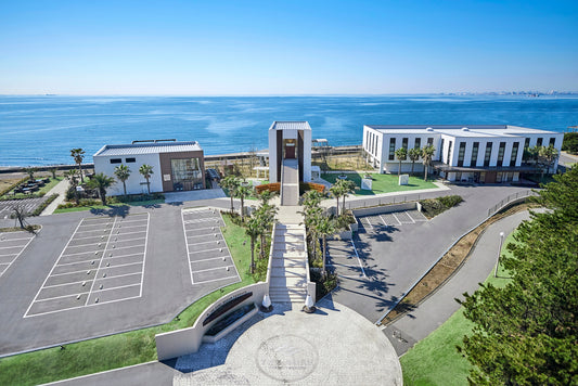 当会場は、千葉の海沿いに続く海浜公園の中にあり、道路やビルが見えない本物の海が目の前に広がる。公園内という立地を生かした広大な敷地には、左からレストラン棟、ホール棟、バンケット棟と3棟が独立した贅沢な作り。