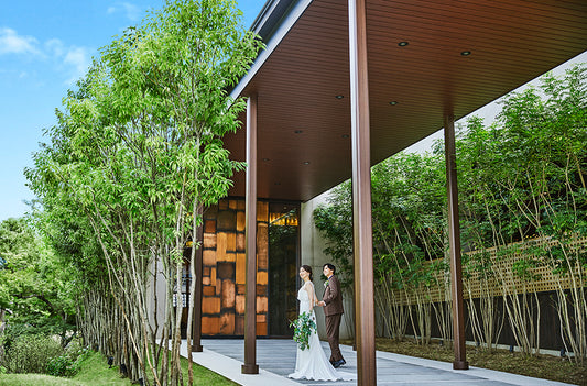 近鉄奈良駅から徒歩5分。名所、自然、街並みを感じるこの場所すべてがウエディングの舞台